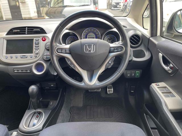 フィットハイブリッド ナビプレミアムセレクション　ハイブリッド　ＥＴＣ　バックカメラ　ナビ　ＴＶ　オートクルーズコントロール　オートライト　ＨＩＤ　スマートキー　アイドリングストップ　電動格納ミラー　シートヒーター　ＣＶＴ　盗難防止システム（4枚目）