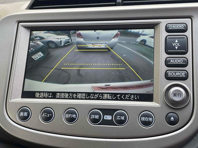 フィットハイブリッド ナビプレミアムセレクション　ハイブリッド　ＥＴＣ　バックカメラ　ナビ　ＴＶ　オートクルーズコントロール　オートライト　ＨＩＤ　スマートキー　アイドリングストップ　電動格納ミラー　シートヒーター　ＣＶＴ　盗難防止システム（6枚目）