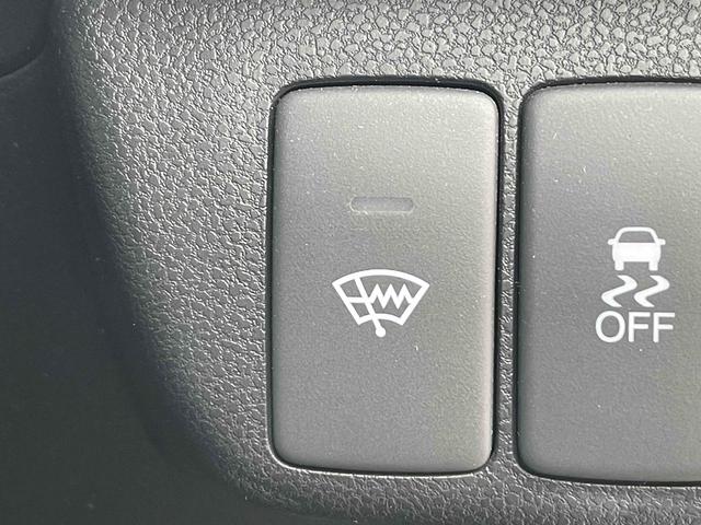 フィットハイブリッド ナビプレミアムセレクション　ハイブリッド　ＥＴＣ　バックカメラ　ナビ　ＴＶ　オートクルーズコントロール　オートライト　ＨＩＤ　スマートキー　アイドリングストップ　電動格納ミラー　シートヒーター　ＣＶＴ　盗難防止システム（10枚目）