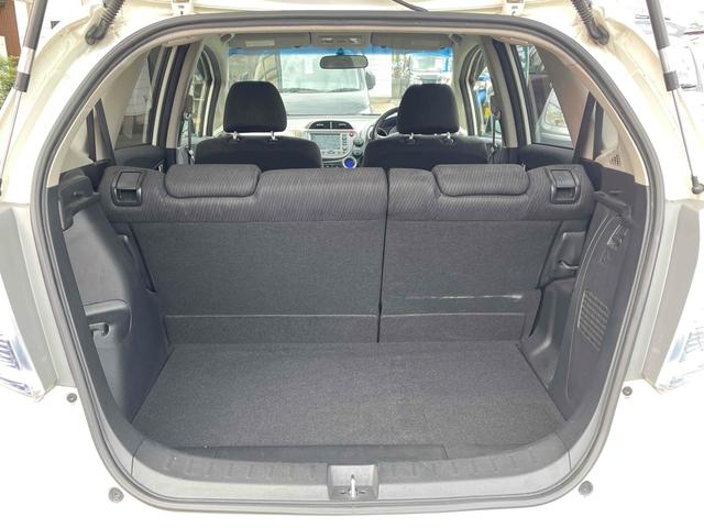 フィットハイブリッド ナビプレミアムセレクション　ハイブリッド　ＥＴＣ　バックカメラ　ナビ　ＴＶ　オートクルーズコントロール　オートライト　ＨＩＤ　スマートキー　アイドリングストップ　電動格納ミラー　シートヒーター　ＣＶＴ　盗難防止システム（24枚目）