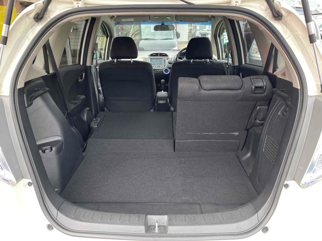 フィットハイブリッド ナビプレミアムセレクション　ハイブリッド　ＥＴＣ　バックカメラ　ナビ　ＴＶ　オートクルーズコントロール　オートライト　ＨＩＤ　スマートキー　アイドリングストップ　電動格納ミラー　シートヒーター　ＣＶＴ　盗難防止システム（28枚目）