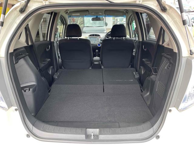 フィットハイブリッド ナビプレミアムセレクション　ハイブリッド　ＥＴＣ　バックカメラ　ナビ　ＴＶ　オートクルーズコントロール　オートライト　ＨＩＤ　スマートキー　アイドリングストップ　電動格納ミラー　シートヒーター　ＣＶＴ　盗難防止システム（29枚目）