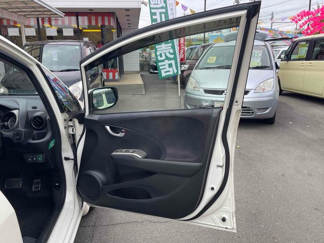 フィットハイブリッド ナビプレミアムセレクション　ハイブリッド　ＥＴＣ　バックカメラ　ナビ　ＴＶ　オートクルーズコントロール　オートライト　ＨＩＤ　スマートキー　アイドリングストップ　電動格納ミラー　シートヒーター　ＣＶＴ　盗難防止システム（34枚目）