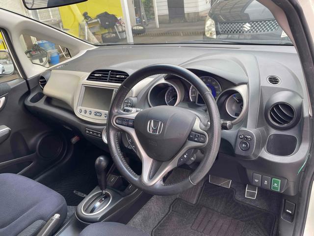 フィットハイブリッド ナビプレミアムセレクション　ハイブリッド　ＥＴＣ　バックカメラ　ナビ　ＴＶ　オートクルーズコントロール　オートライト　ＨＩＤ　スマートキー　アイドリングストップ　電動格納ミラー　シートヒーター　ＣＶＴ　盗難防止システム（36枚目）