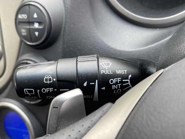 フィットハイブリッド ナビプレミアムセレクション　ハイブリッド　ＥＴＣ　バックカメラ　ナビ　ＴＶ　オートクルーズコントロール　オートライト　ＨＩＤ　スマートキー　アイドリングストップ　電動格納ミラー　シートヒーター　ＣＶＴ　盗難防止システム（40枚目）