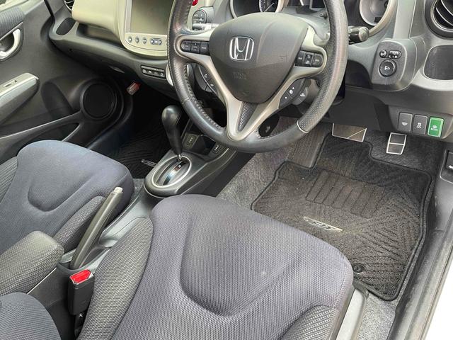 フィットハイブリッド ナビプレミアムセレクション　ハイブリッド　ＥＴＣ　バックカメラ　ナビ　ＴＶ　オートクルーズコントロール　オートライト　ＨＩＤ　スマートキー　アイドリングストップ　電動格納ミラー　シートヒーター　ＣＶＴ　盗難防止システム（47枚目）