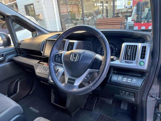 ステップワゴンスパーダ パワーエディション　ＥＴＣ　バックカメラ　ナビ　ＴＶ　両側電動スライドドア　ＨＩＤ　スマートキー　アイドリングストップ　電動格納ミラー　後席モニター　３列シート　ＣＶＴ　アルミホイール　盗難防止システム　衝突安全ボディ（41枚目）