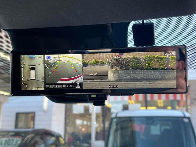 【全方位型モニター】クルマを上空から見下ろしているかのように、直感的に周囲の状況を把握できる全方位型モニター。狭い場所での駐車でも周囲が映像で確認できます。