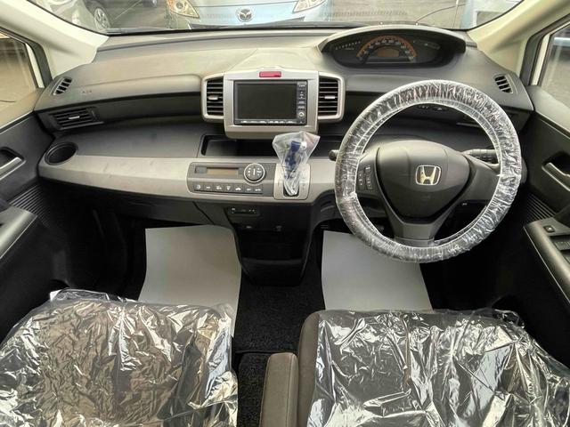 フリード Ｇ　ハイウェイエディション　ＥＴＣ　バックカメラ　ナビ　両側スライド・片側電動　ＨＩＤ　キーレスエントリー　電動格納ミラー　後席モニター　ウォークスルー　ＣＶＴ　衝突安全ボディ　ＡＢＳ　エアコン　パワーステアリング（3枚目）