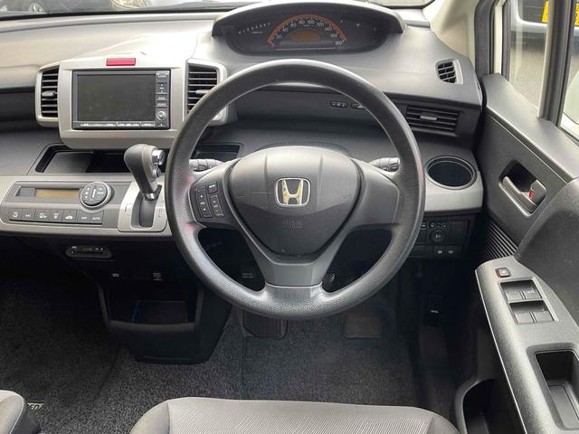 フリード Ｇ　ハイウェイエディション　ＥＴＣ　バックカメラ　ナビ　両側スライド・片側電動　ＨＩＤ　キーレスエントリー　電動格納ミラー　後席モニター　ウォークスルー　ＣＶＴ　衝突安全ボディ　ＡＢＳ　エアコン　パワーステアリング（4枚目）