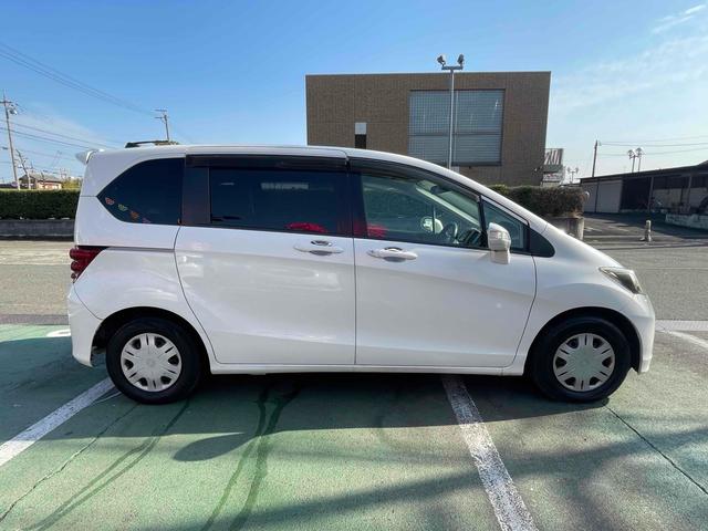 フリード Ｇ　ハイウェイエディション　ＥＴＣ　バックカメラ　ナビ　両側スライド・片側電動　ＨＩＤ　キーレスエントリー　電動格納ミラー　後席モニター　ウォークスルー　ＣＶＴ　衝突安全ボディ　ＡＢＳ　エアコン　パワーステアリング（14枚目）