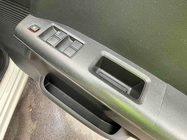 フリード Ｇ　ハイウェイエディション　ＥＴＣ　バックカメラ　ナビ　両側スライド・片側電動　ＨＩＤ　キーレスエントリー　電動格納ミラー　後席モニター　ウォークスルー　ＣＶＴ　衝突安全ボディ　ＡＢＳ　エアコン　パワーステアリング（36枚目）