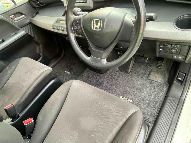 フリード Ｇ　ハイウェイエディション　ＥＴＣ　バックカメラ　ナビ　両側スライド・片側電動　ＨＩＤ　キーレスエントリー　電動格納ミラー　後席モニター　ウォークスルー　ＣＶＴ　衝突安全ボディ　ＡＢＳ　エアコン　パワーステアリング（38枚目）