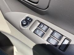 パワーウィンドウのスイッチですよ。運転席に居ながら窓を開け閉めのコントロールできますよ。 4