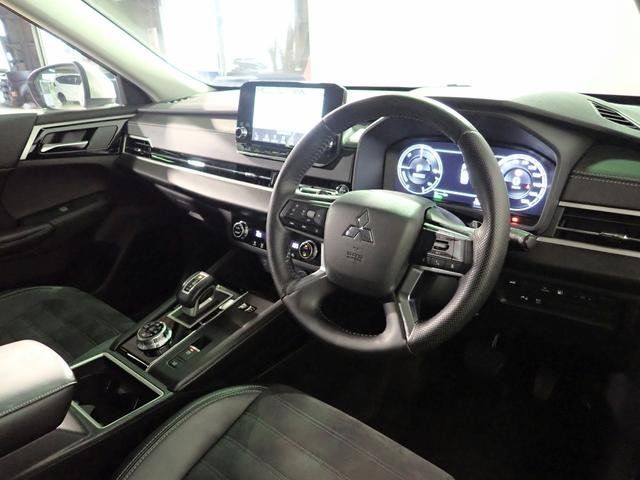 アウトランダーＰＨＥＶ Ｇ　４ＷＤ　純正９インチメモリーナビ　フルセグＴＶ　ブルートゥース　全方位モニター　コンビシート　シート＆ステアリングヒーター　ＬＥＤオートライト　車線逸脱　前方衝突防止　７人乗り　禁煙車　スマートキー（20枚目）