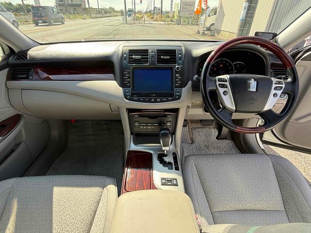 クラウン ロイヤルサルーン ETC クリアランスソナー オートクルーズコントロール バックカメラ ナビ TV アルミホイール HID AT シートヒーター スマートキー 電動格納ミラー 盗難防止システム パワーシート CD(3枚目)