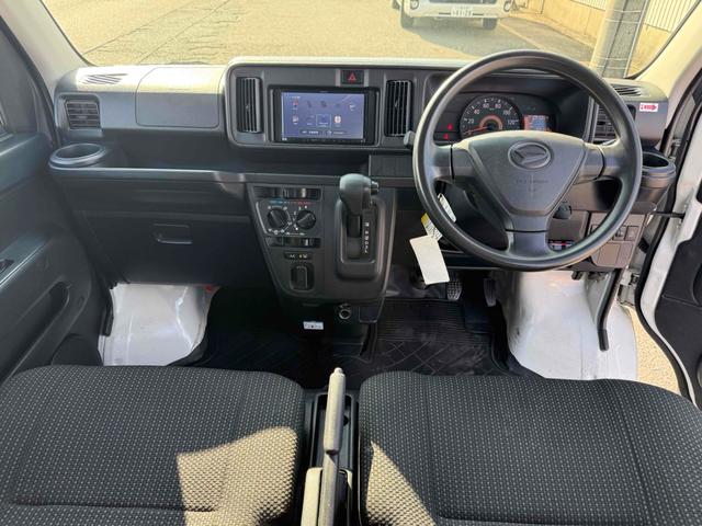 ハイゼットカーゴ ＤＸ　ＳＡＩＩＩ　ＡＴ　衝突被害軽減システム　ＥＴＣ　ナビ　バックカメラ　両側スライドドア　キーレスエントリー　アイドリングストップ　オートマチックハイビーム　ＡＢＳ　ＥＳＣ　エアコン　パワーステアリング（3枚目）