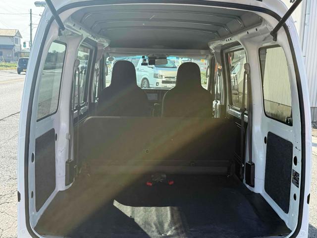 ハイゼットカーゴ ＤＸ　ＳＡＩＩＩ　ＡＴ　衝突被害軽減システム　ＥＴＣ　ナビ　バックカメラ　両側スライドドア　キーレスエントリー　アイドリングストップ　オートマチックハイビーム　ＡＢＳ　ＥＳＣ　エアコン　パワーステアリング（19枚目）