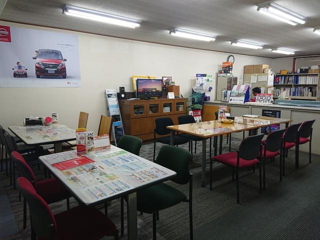 一階は展示場兼ガレージ、二階が商談スペースとなっております。雨天等の場合はガレージ内にお車を移動させることも可能ですのでご来店前にご連絡ください。