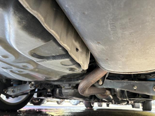 マークIIブリット ２．５ｉＲ－Ｓ　３５ｔｈアニバーサリーナビＰ　マルチナビ　ＨＩＤライト　キーレス　ＥＴＣ　禁煙車　Ｐガラス　純正１７インチＡＷ　３５周年特別仕様車（28枚目）