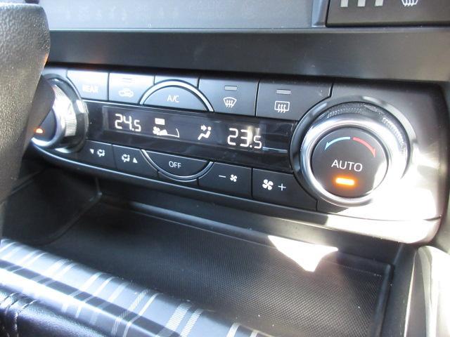 デュアルエアコンは左右別々の温度設定ができますので、より車内も快適に過ごせます。