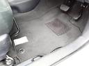 フロアマットも綺麗にクリーニングされています。尚、臭い・汚れ等には個人差がございますので、必ず現車確認下さいませ。