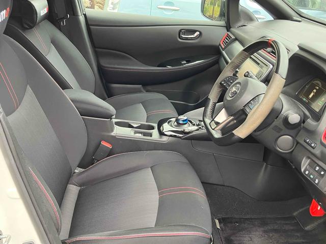 リーフ ニスモ ドライブレコーダー ETC 全周囲カメラ ナビ オートクルーズコントロール 自動駐車システム 衝突被害軽減システム アルミホイール オートライト LEDヘッドランプ スマートキー 電動格納ミラー(45枚目)