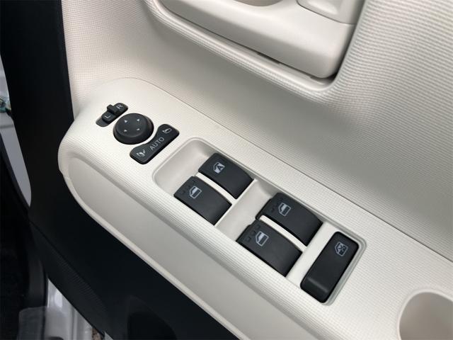 パワーウィンドウのスイッチですよ。運転席に居ながら窓を開け閉めのコントロールできますよ。