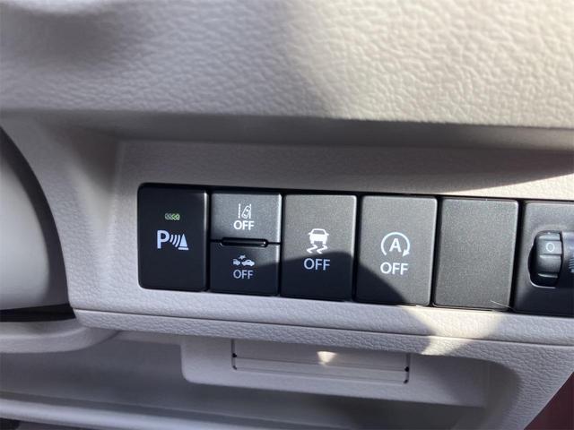 【レーンアシスト】走行中にカメラで車線を認識し、車線を逸脱しそうなときに警報を発したり、さらに進んでステアリング補正を行ったりする機能。