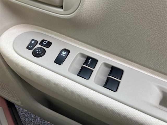 パワーウィンドウのスイッチですよ。運転席に居ながら窓を開け閉めのコントロールできますよ。