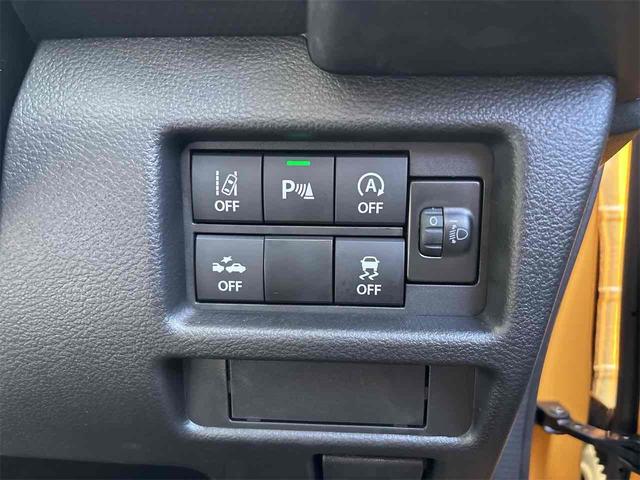 カメラが白線を検知して車線中央付近を走行するよう、車線維持を支援するレーンアシスト！