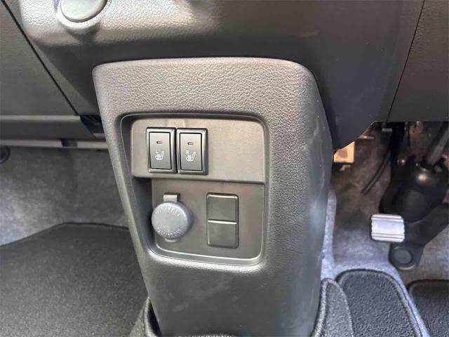 快適装備のシートヒーター付き。エアコンって前面しか当たらずに背中は冷え冷えなんて事もありますよね。快適に調整できますよ。