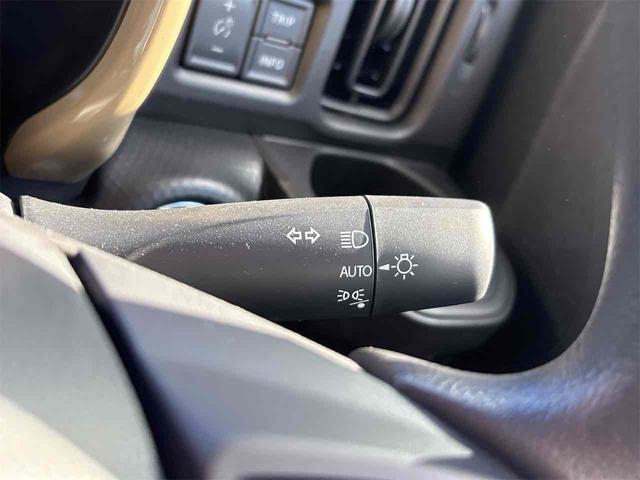 周りが薄暗くなったら自動点灯するオートライトを装備。