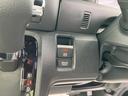 【ブレーキホールド】エンジンがONの状態で車が完全に停止するとブレーキホールド機能が作動。作動中はブレーキペダルから足を離しても停止状態を維持し続け、アクセルペダルを踏むと自動的に解除されます!