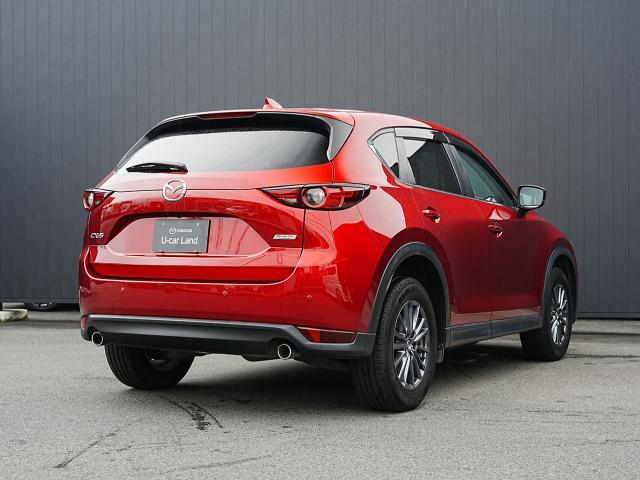 生命感をカタチにするデザイン、それがマツダの「魂動デザイン」。躍動的で生命力あふれる造形にこだわり、そのカタチに魂を吹き込みました。ひとの手でつくられた美しさが、そこにはあります。