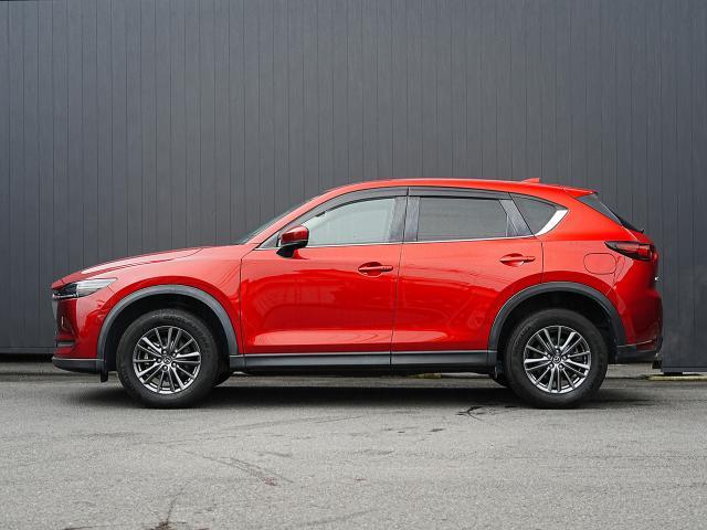 目指したのは、大人の風格を感じさせる洗練された力強さ。骨太で安定した構え、品格あるフォルム、仕立てのよさに磨きをかけました。日本の美意識に通じる研ぎ澄まされた美しさが、人々の視線を奪います。