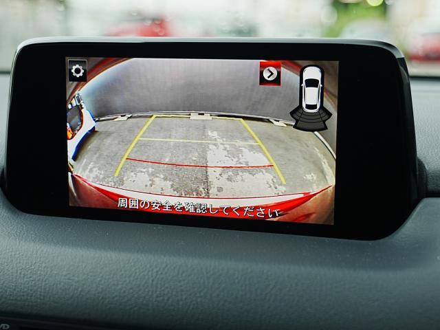 バックカメラの映像はナビへと映し出されます。大きな画面で確認ができて安心！左ドアミラーにはサイドカメラを標準装備しています。運転席からでは確認が難しい左フロントタイヤ近辺をモニターへと映し出します。
