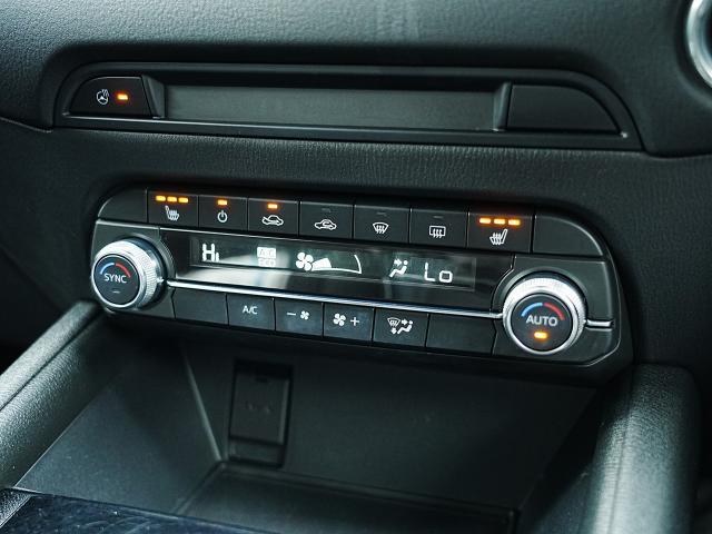 余計な操作の手間が無いフルオートエアコン。視線の移動や手を動かす必要がないということは、安全装備のひとつとも言えるでしょう。フロントシートにはシートヒーターも装備しています。