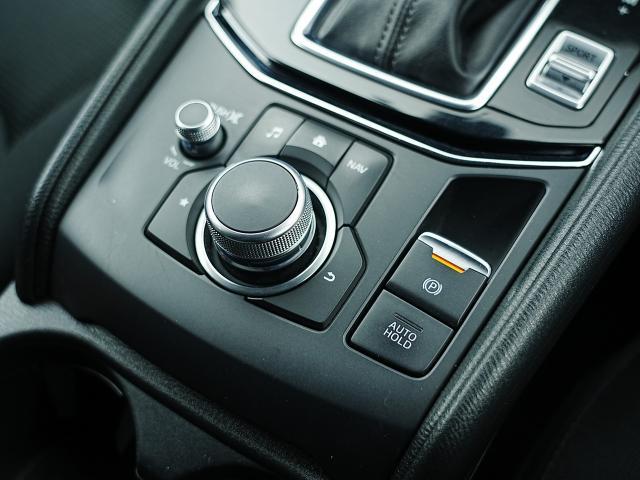 ナビ＆オーディオ操作ダイヤル「コントロールコマンダー」は自然と手の触れる位置に配置されています。目線を外すことなく手元で操作できます。また、パーキングブレーキは電動式となっております。