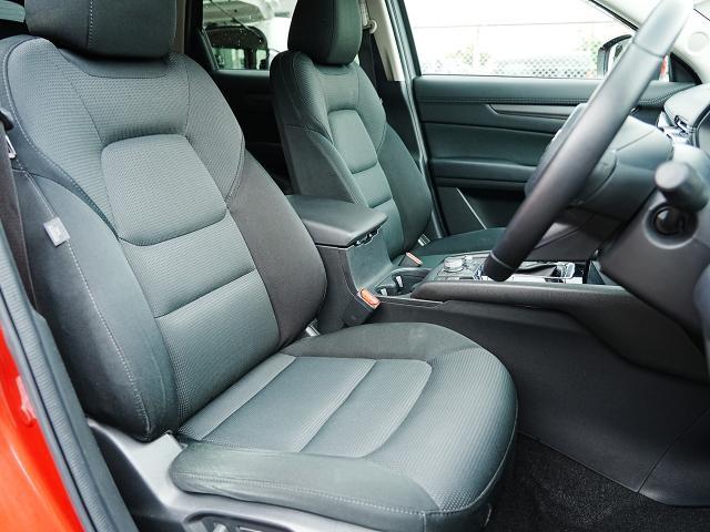 フロントシートは心地よいフィット感と程よいホールド性能を両立させ、今までになく快適にドライブを楽しんでいただける、マツダ自慢のシートです！