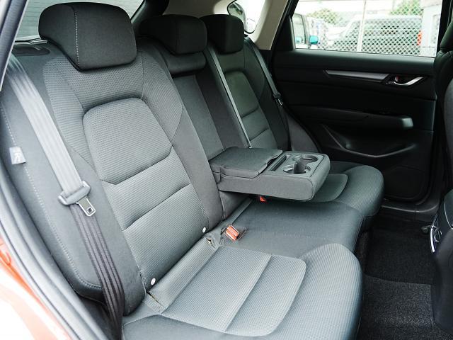 後部座席も広々スペースです。大きな座面とリクライニング機能でゆったりロングドライブをお楽しみいただけます。