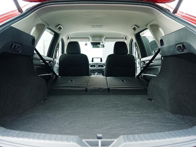 広々ラゲッジスペースはレジャーやアウトドアにピッタリです。リアシートは４：２：４の３分割で倒すことができます。後部座席を倒せばたくさんの荷物を積めるフラットなラゲッジスペースになります。
