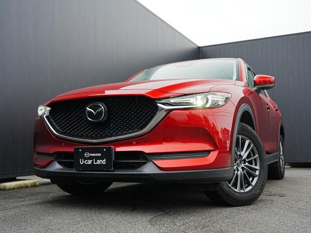 立体的なシグネチャーウィングと鋭いヘッドランプにより、奥行きのある堀の深いフロントフェイスとなっています。