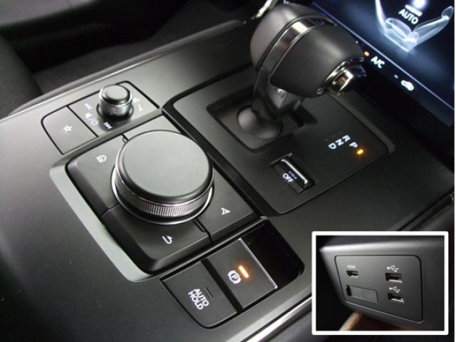 �i�r���I�[�f�B�I����_�C�����u�R���g���[���R�}���_�[�v�͎��R�Ǝ�̐G���ʒu�ɔz�u����Ă��܂��B�ڐ����O�����ƂȂ��茳�ő���ł��܂��B