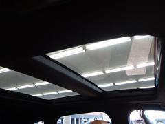 こちらが電動パノラマサンルーフになります。この写真からも開放感が伝わってくると思います！伝わらない場合はぜひご来店いただいて、体感してみてください！ 7