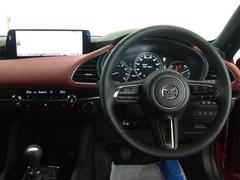 左右対称なレイアウトと水平基調の造形によってクルマとの一体感が強調され、運転への意識が自然と高まっていく、心地よい空間となっています。 4