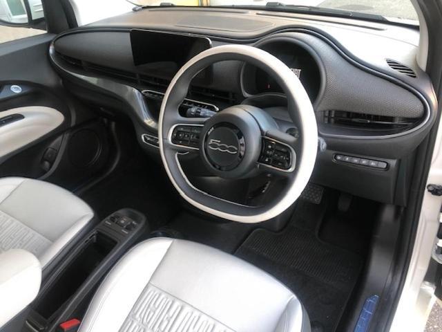 ５００ｅ アイコン　禁煙車　ワンオーナー　新車保証継承　衝突軽減ブレーキ　レーンキープアシスト　バックモニター　グラスルーフ　アダプティブクルーズコントロール　Ｂｌｕｅｔｏｏｔｈ接続（7枚目）