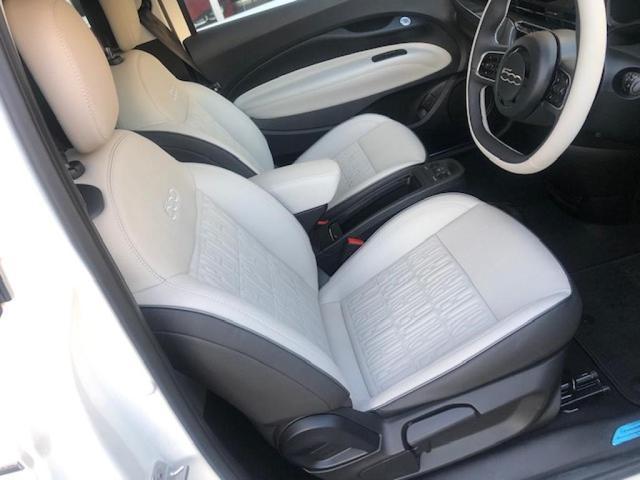 ５００ｅ アイコン　禁煙車　ワンオーナー　新車保証継承　衝突軽減ブレーキ　レーンキープアシスト　バックモニター　グラスルーフ　アダプティブクルーズコントロール　Ｂｌｕｅｔｏｏｔｈ接続（8枚目）