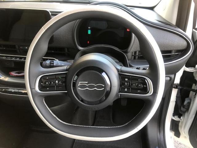 ５００ｅ アイコン　禁煙車　ワンオーナー　新車保証継承　衝突軽減ブレーキ　レーンキープアシスト　バックモニター　グラスルーフ　アダプティブクルーズコントロール　Ｂｌｕｅｔｏｏｔｈ接続（10枚目）