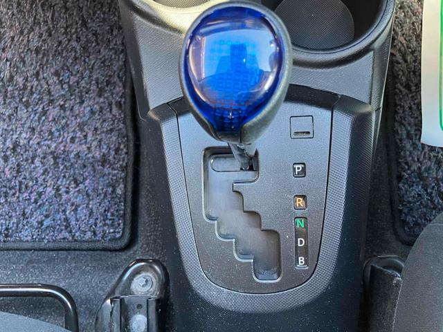 アクア Ｓ　スマートエントリーパッケージ　ＥＴＣ　バックカメラ　ナビ　ＴＶ　レーンアシスト　衝突被害軽減システム　オートマチックハイビーム　オートライト　スマートキー　電動格納ミラー　衝突安全ボディ　ＡＢＳ（9枚目）